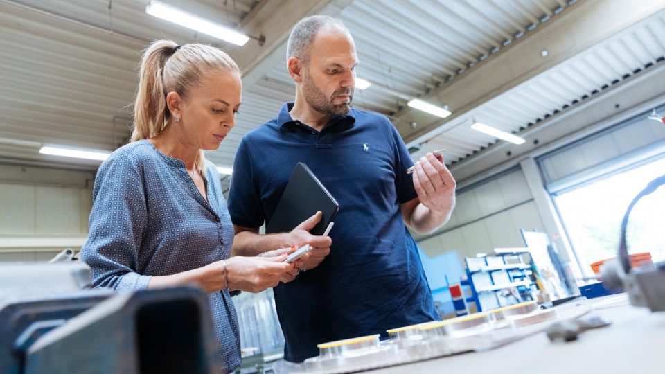 Ramona Boulad-Oberschelp und Hermann Oberschelp in einem metallverarbeitenden Betrieb