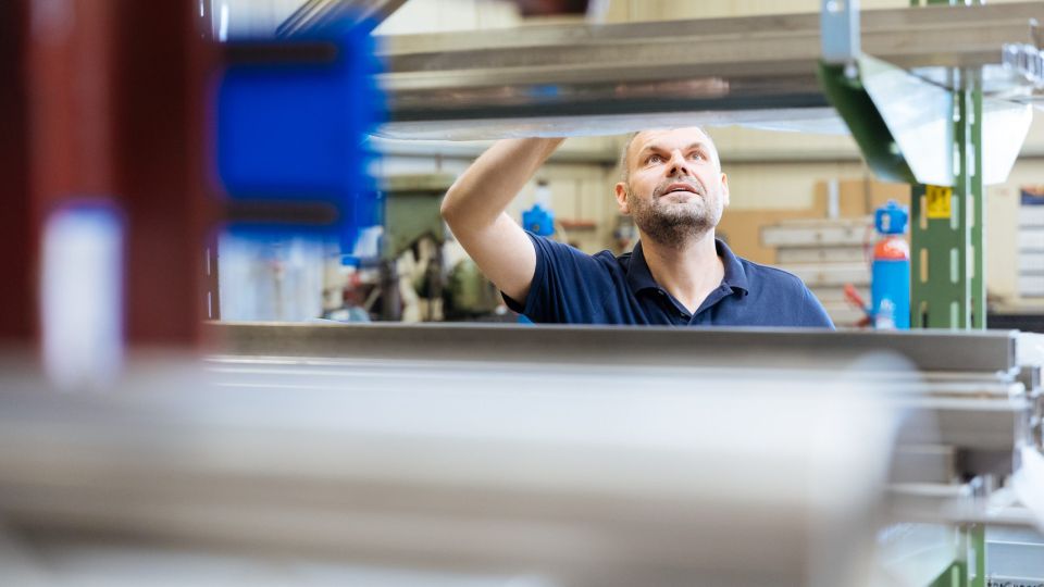 Hermann Oberschelp im Materiallager
